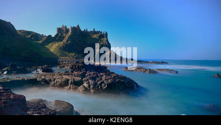 Le Château de Dunluce - à l'ouest de Bushmills, côte de Causeway, comté d'Antrim, en Irlande du Nord, Royaume-Uni. Mars 2013. Banque D'Images