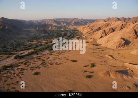 Vue aérienne de la rivière Hoanib, Namibie, septembre 2011. Banque D'Images