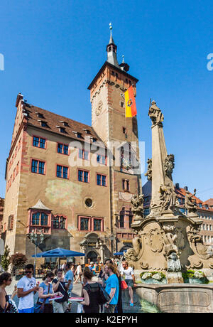 Allemagne, Bavière, Frankonia, Würzburg, Old City Hall, Grafeneckart Vierröhrenbrunnen, et une fontaine Renaissance Banque D'Images