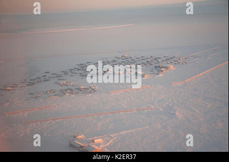 Vue aérienne de l'Arctique côtière couverte de neige village de Kaktovik en automne, l'île Barter, et dans la mer de Beaufort dans la distance, Arctic National Wildlife Refuge, en Alaska Banque D'Images