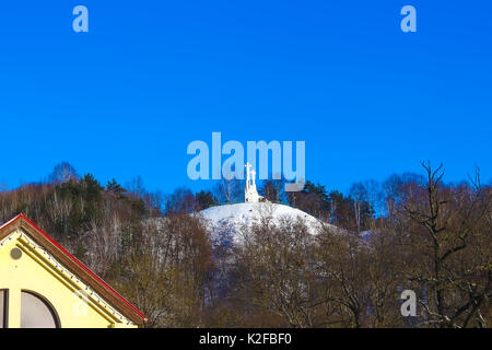 Monument de trois croix sur la Colline sombre à l'aube de temps à Vilnius, Lituanie. Banque D'Images