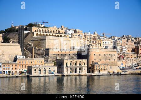 Valletta Waterfront bâtiments, y compris les jardins Barrakka supérieur vu que depuis le Grand Port à Sliema, La Valette, Malte, Europe Banque D'Images