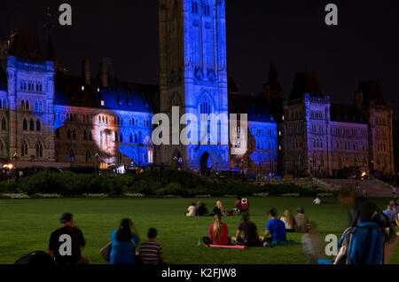 Northern Lights, spectacle multimédia sur l'histoire du Canada, projetées sur les édifices du Parlement à Ottawa, au Canada, dans la nuit. Banque D'Images