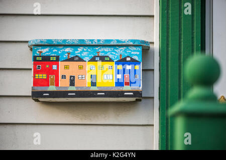 Boîte aux lettres colorés avec des maisons traditionnelles en bois de Saint John's, Terre-Neuve, Canada Banque D'Images