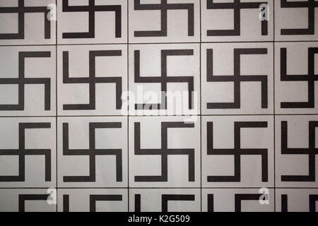 Swastika carreaux dans l'usine de Schindler, où de nombreux juifs ont été sauvés de Nazist, Cracovie Banque D'Images