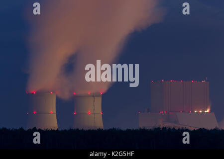 Les tours de refroidissement d'une centrale à Brown-Coal la nuit . Banque D'Images