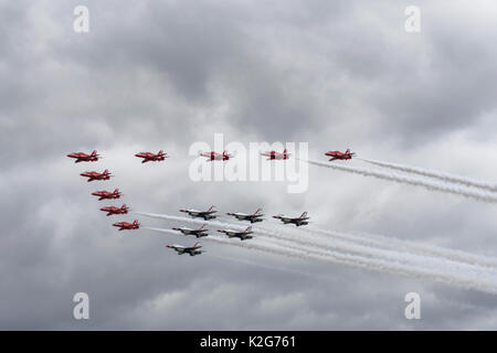 Des flèches rouges Formation Thunderbirds Banque D'Images