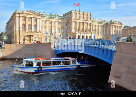 ST.Petersburg, RUSSIE - Juni 13, 2017 : un bateau de tourisme voiles par sous le pont sur la rivière Moïka à Saint-Pétersbourg Banque D'Images