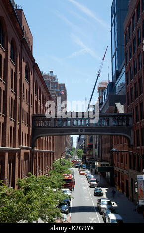 Vue vers le bas à l'Ouest 16e Rue dans Meatpacking District vu du pont High Line Park - New York - USA Banque D'Images