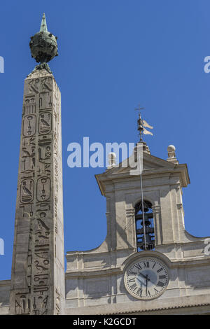 L'énorme obélisque de granit de montecitorio a été portée à Rome d'Héliopolis en Egypte par l'empereur Auguste en 10 av. J.-C. Elle a été érigée en son présent loca Banque D'Images