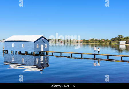 Les touristes sur la promenade du bord de Crawley Boatshed ou Blue Boat House sur la rivière Swan à Matilda Bay, Crawley, Perth, Australie occidentale Banque D'Images