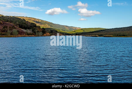 Lac et paysage bleu ciel nuageux au lac Eland Game Reserve Kwazulu-Natal en Afrique du Sud Banque D'Images