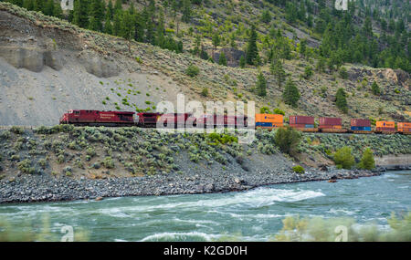 Train de marchandises du Canadien Pacifique se déplaçant le long de la rivière Thompson. Banque D'Images