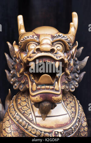 Statue en bronze Dragon dans un temple bouddhiste chinois Banque D'Images