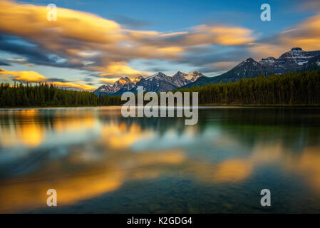 Coucher du soleil sur le lac pittoresque de Herbert le long de la route de la promenade des Glaciers dans le parc national de Banff, Alberta, Canada. Longue exposition. Banque D'Images