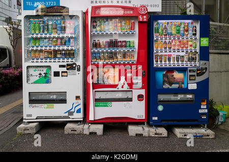 Tokyo, Japon - 11 mai 2017 : des distributeurs automatiques de boissons dans une rue de Tokyo Banque D'Images