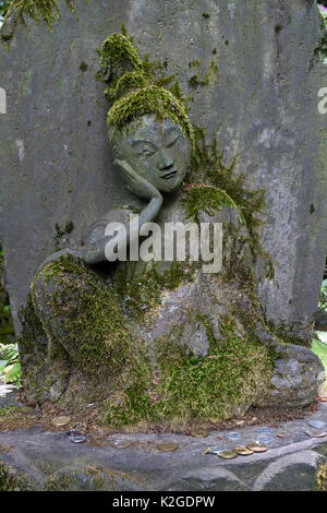 Tokyo, Japon - statue de Bouddha dans le jardin de la musée Nezu couverts avec moss Banque D'Images