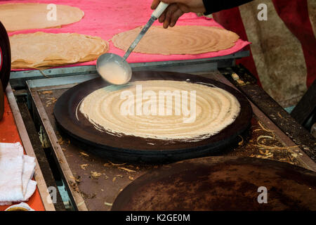 Tokyo, Japon - 14 mai 2017 : la cuisson des crêpes, à l'Okonomiyaki, Kanda Matsuri Festval Banque D'Images