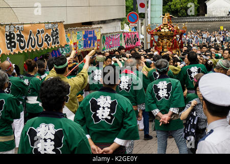 Tokyo, Japon - 14 mai 2017 : Les participants habillés en kimono traditionnel de levage d'un Matsuri au sanctuaire Shinto Kanda Matsuri Festval Banque D'Images