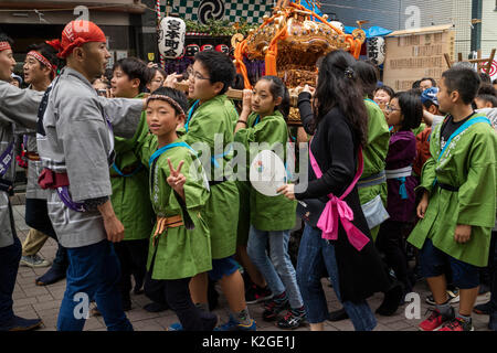 Tokyo, Japon - 14 mai 2017 : les enfants habillés en kimono traditionnel exerce un Matsuri au sanctuaire Shinto Kanda Matsuri Festval Banque D'Images