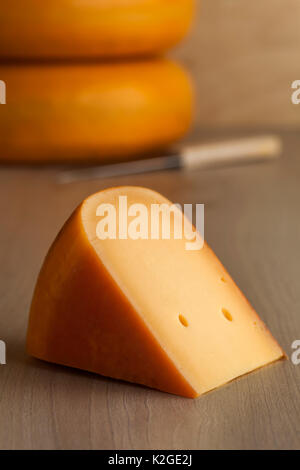 Morceau de fromage Gouda néerlandais dans un magasin Banque D'Images