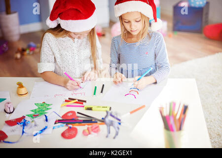 Meilleurs amis faire des ornements de Noël Banque D'Images