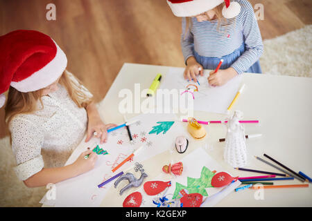 Belles peintures faites par les enfants mignons Banque D'Images