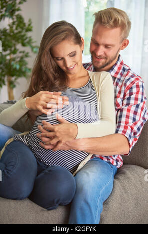 Scène paisible de parents en attente de leur nouveau-né Banque D'Images