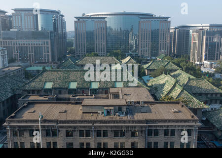 Toit à tuiles vernissées historique du Peking Union Medical College Hospital parmi les constructions modernes. Beijing, Chine. Banque D'Images