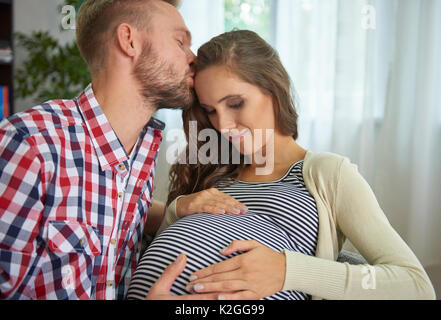 Mari s'occuper de femme enceinte Banque D'Images