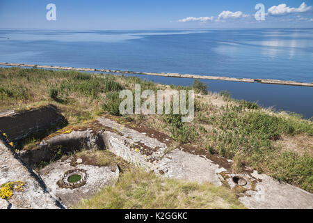 Vieux bunkers de béton abandonnées de guerre sur l'île de fort Totleben dans golfe de Finlande près de Saint-Petersbourg en Russie Banque D'Images