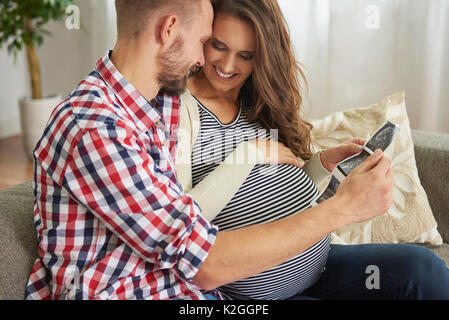 Les futurs parents tenant une échographie photography Banque D'Images