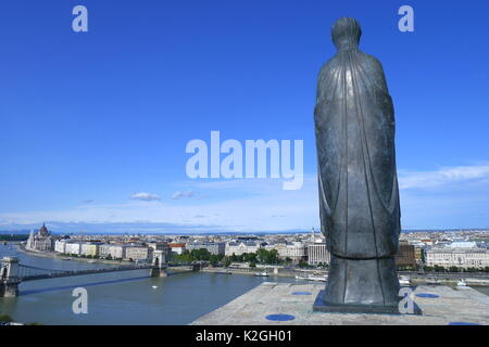 Statue en bronze de la Vierge Marie par le sculpteur Laszlo Matyassy, en face du palais, Danube et Pest derrière, quartier du château, Budapest, Hongrie Banque D'Images