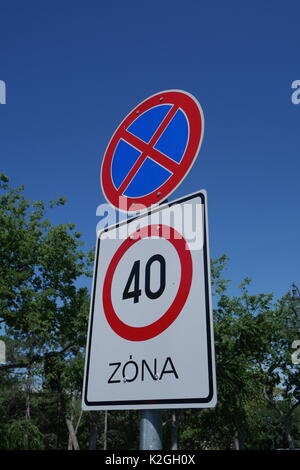 La signalisation routière à Budapest, Hongrie, indiquant l'absence d'arrêt et une quarantaine de kilomètres à l'heure limite de vitesse Banque D'Images