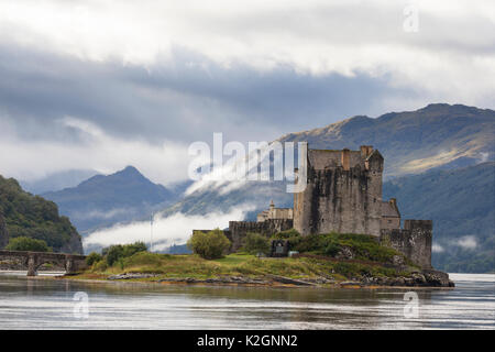 Près de Dornie Eilean Donan Castle Loch Duich Lochalsh Ecosse Banque D'Images