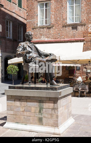 Statue de Giacomo Puccini à Lucca, Toscane, Italie Banque D'Images