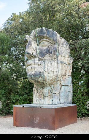 Tête géante sculpture d'Igor Mitoraj, Jardins de Boboli, Florence, Italie Banque D'Images