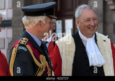 Le jour de la libération annuelle 2017 célébrations dans St Helier, Jersey, Channel Islands, Grande-Bretagne, le lieutenant-gouverneur de Jersey, l'Air Chief Marshal Sir l'étape Banque D'Images