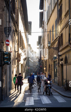 Rue animée dans l'Oltrarno, Florence, Italie Banque D'Images