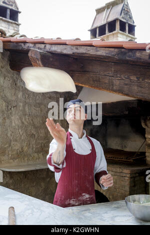 Des pizzas cuites au four à bois extérieur, à Borgo Pignano, Toscane, Italie Banque D'Images