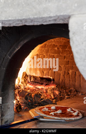 Des pizzas cuites au four à bois extérieur, à Borgo Pignano, Toscane, Italie Banque D'Images