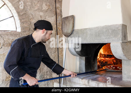 Des pizzas cuites au four à bois extérieur, à Borgo Pignano, Toscane, Italie Banque D'Images