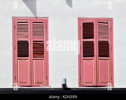 Extérieur de maison avec boutique traditionnelle en bois rose majorquines dans le Chinatown de Singapour Banque D'Images