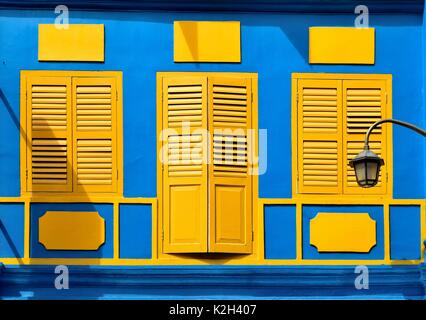 Boutique traditionnelle avec extérieur de maison en bois jaune majorquines et extérieur bleu dans le quartier chinois de Singapour Banque D'Images