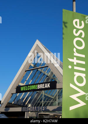 BIRCHANGER, ESSEX, Royaume-Uni - 11 AOÛT 2017 : bannière Waitrose volant à côté des services de pause de bienvenue à Birchanger le M11 Banque D'Images