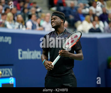 New York, États-Unis. Août 29, 2017. Frances Tiafoe de USA réagit au cours de match contre Roger Federer de la Suisse à l'US Open Championships à Billie Jean King National Tennis Center Crédit : Lev Radin/Pacific Press/Alamy Live News Banque D'Images