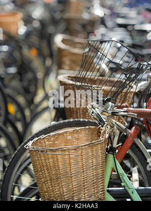 CAMBRIDGE, Royaume-Uni - 11 AOÛT 2017 : vélos avec cadenas à un garage à vélos Banque D'Images
