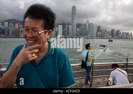 Détente sur la promenade de Tsim Sha Tsui, Kowloon, Hong Kong Banque D'Images