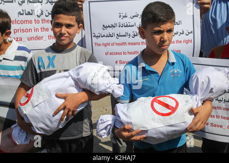 Gaza, la Palestine. Août 30, 2017. Des dizaines d'enfants palestiniens se sont rassemblés devant l'entrée de l'école de Haïfa dans le nord de la bande de Gaza le 30 août 2017. Secrétaire général de l'ONU Antonio Guterich est arrivé dans la bande de Gaza le mercredi matin dans le cadre de sa première tournée dans la région depuis son arrivée au pouvoir, à l'issue de sa visite dans les territoires occupés et de la Cisjordanie. le 30 août 2017. Credit : Ramez Habboub/Pacific Press/Alamy Live News Banque D'Images