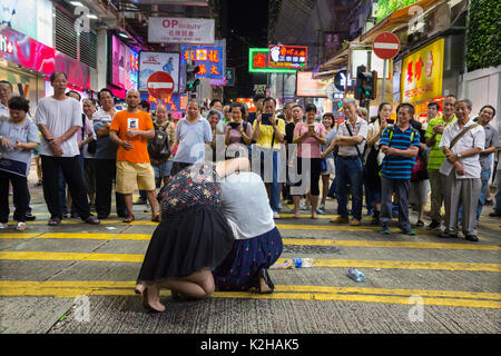 Foule lors de performances live dans les rues de Mong Kok un samedi soir. Banque D'Images